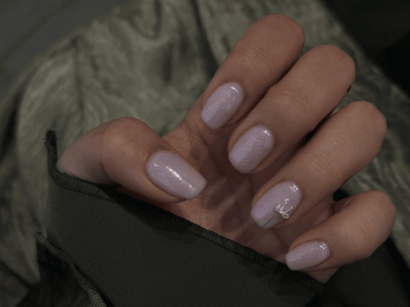 Riri Nails Oman Gel manicure on natural nails featuring magical sparkling bow nail art