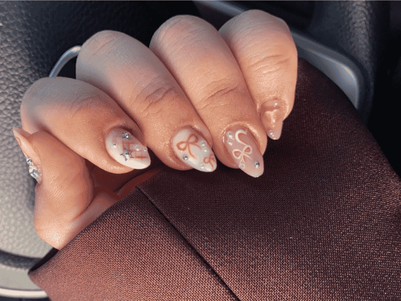 Riri Nails Oman Gel on natural nails with soft pink elegant nail art for stylish nails