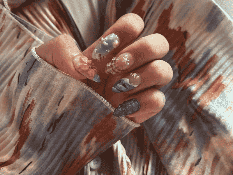 Riri Nails Oman GelX nail extension with ocean inspired design and elegant beach themed nail art